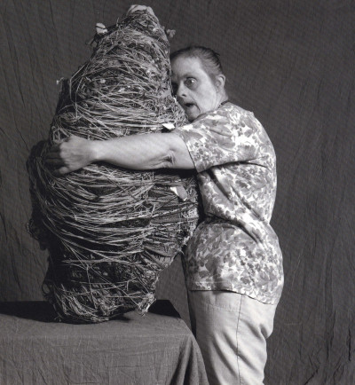 judith scott huging her artwork. - © christian berst — art brut