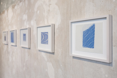 vue de l'exposition "Julius Bockelt : Blaues Rauschen' (bruissement bleu), galerie de l'atelier Goldstein, 2026 - © Elena Osmann, christian berst — art brut