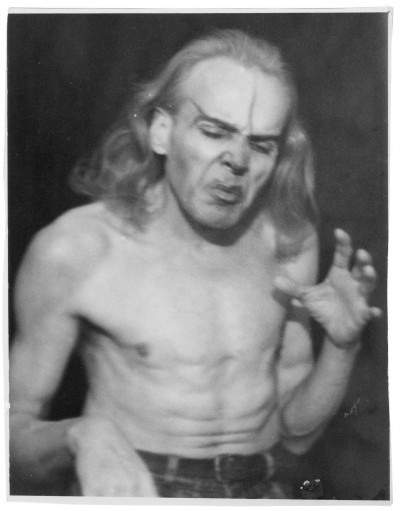 Tomasz Machciński,* sans titre*, 1995. photographie argentique noir et blanc, tirage unique sur papier baryté, 15.8 x 12.4 cm - © christian berst — art brut