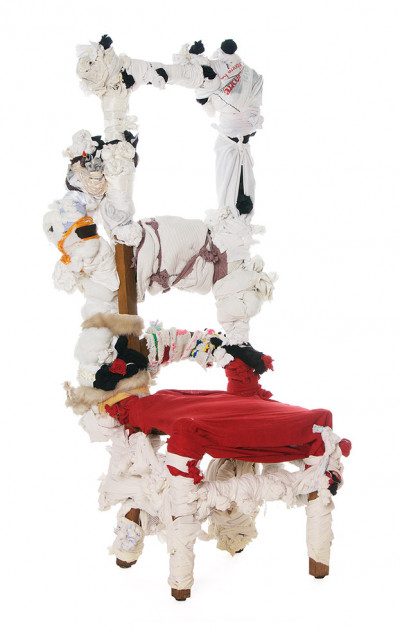 pascal tassini,* sans titre*, 2010. assemblage textile noué, 126 x 45 x 50 cm - © christian berst — art brut